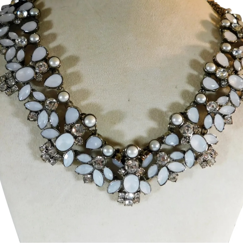 White rhinestone and pearl statement necklace- Vintage
